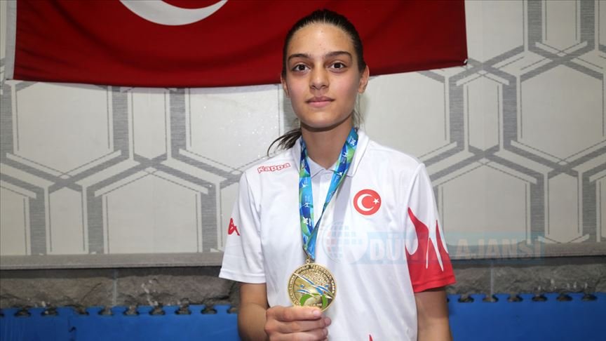 14 yaşındaki Zehra yaz tatilinde başladığı sporda dünya şampiyonu oldu