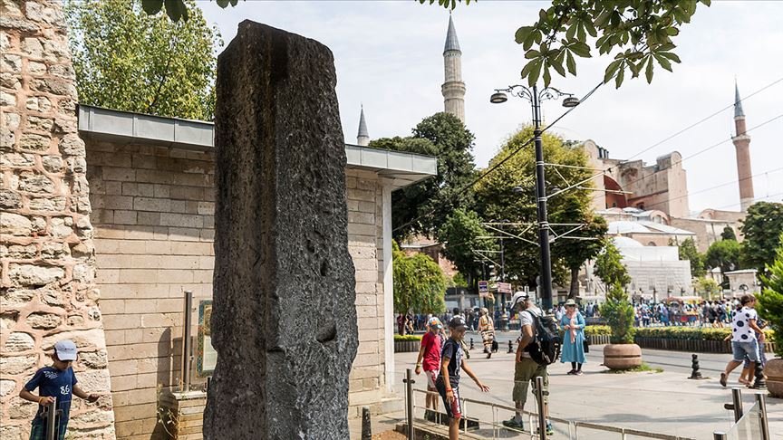 Ayasofya Camii'ne komşu "Milyon Taşı" turistlerin ilgisini çekiyor