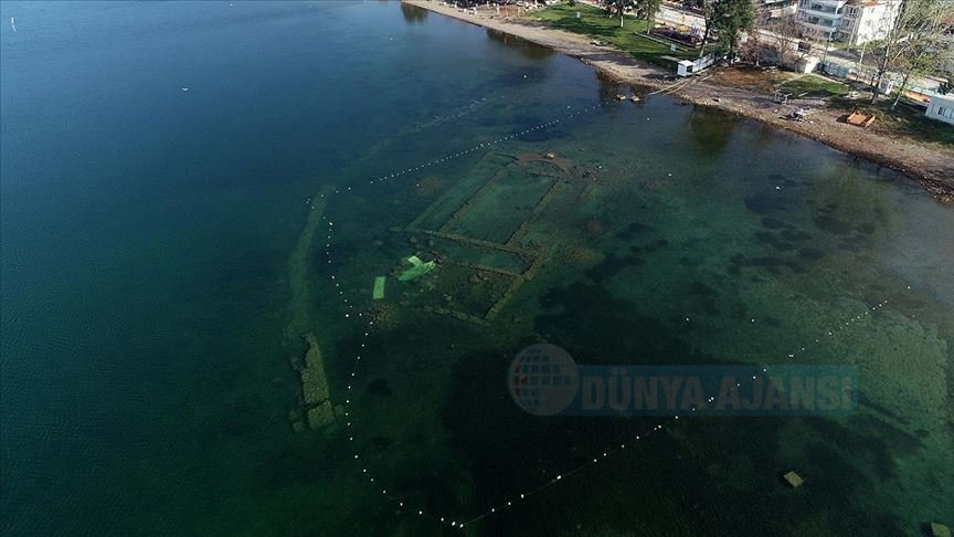 Su çekilmesi İznik Gölü'ndeki bazilikayı görünür hale getirdi