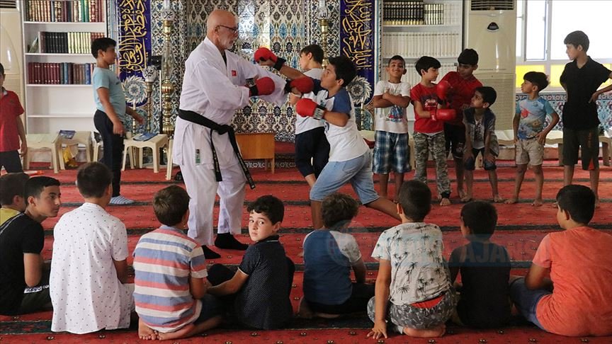 Çocuklar hem Kur'an-ı Kerim'i hem karateyi öğreniyorlar