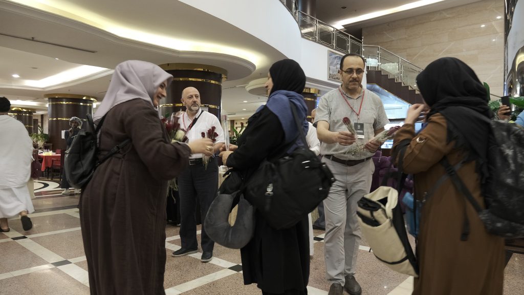 DİTİB umrecileri uzun yolculuktan sonra Mekke'de sıcak bir karşılama