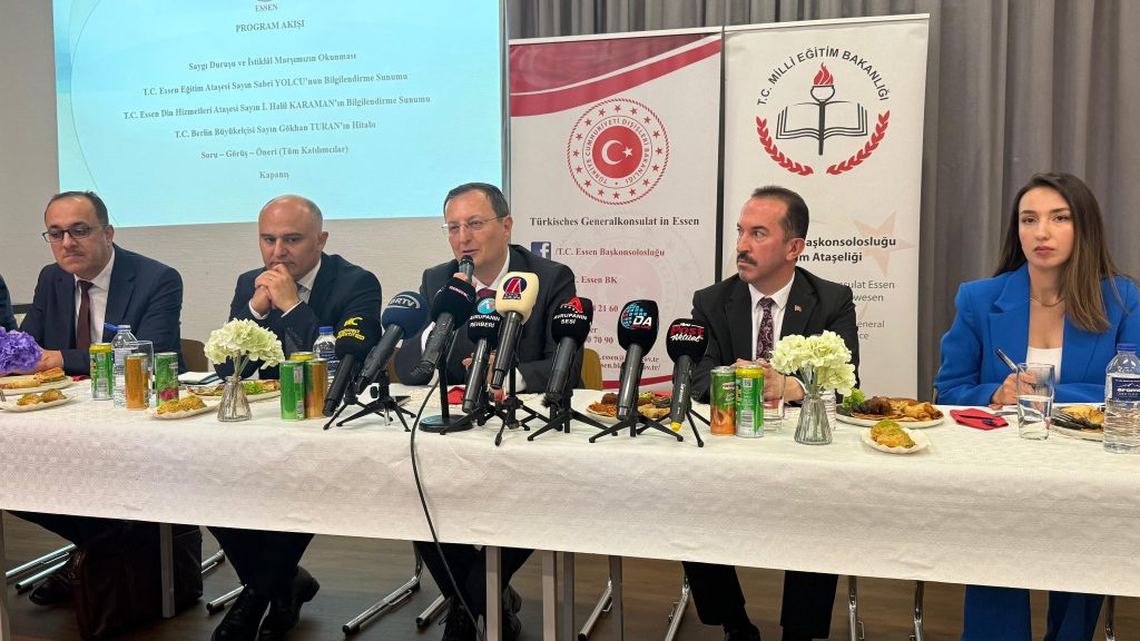 Berlin Büyükelçisi Gökhan Turan, Türk STK temsilcileriyle Dortmund’da bir araya geldi 16 essen buyukelci turan stk toplanti 3