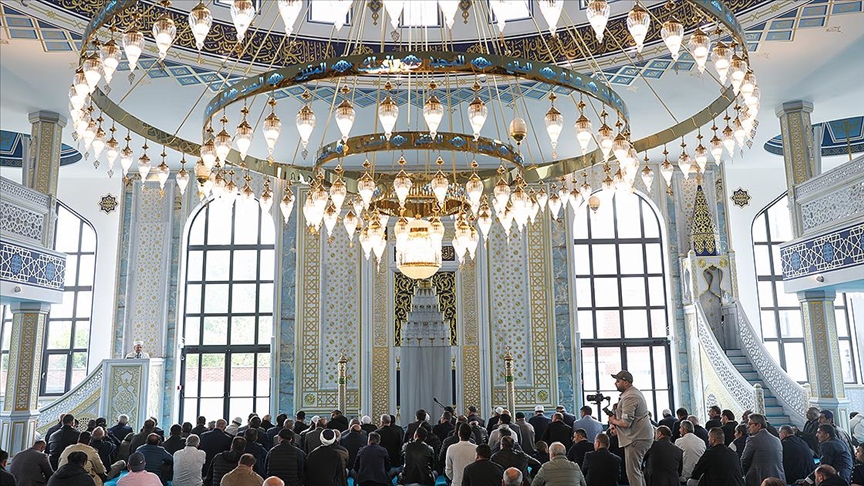 Roubaix'de tarihi gün: Eyüp Sultan Camisi dualarla açıldı 10 fransa cami1