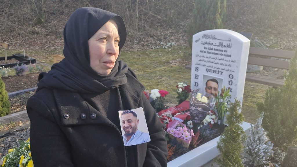 Anneler Günü'nde herkes evladına sarıldı, anne Gürbüz mezar taşına 2 hanau gurbuz