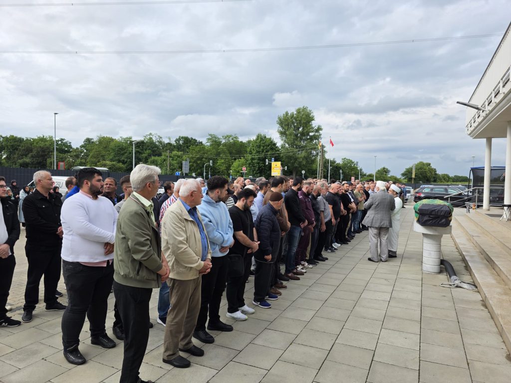 Almanya’daki ilk kuşağın çınarlarından Ali Aydın’a son veda 13 ali aydin cenaze namazi 1