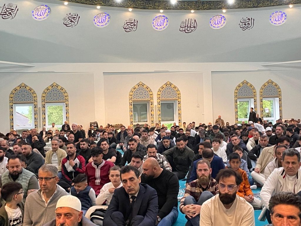 Essen’de bayram sabahı camiler doldu taştı 1 essen bayram2