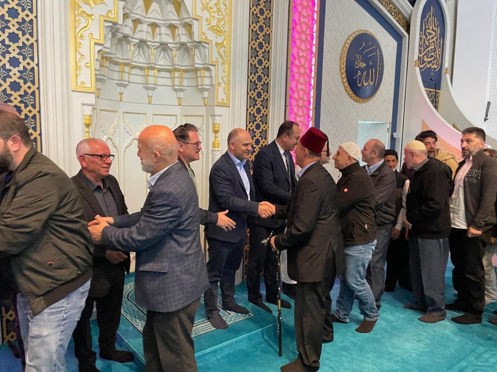 Essen’de bayram sabahı camiler doldu taştı 9 essen bayram4