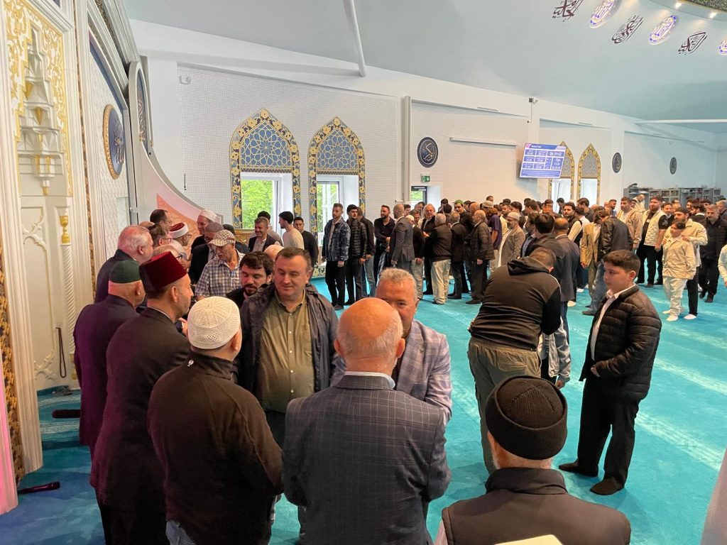 Essen’de bayram sabahı camiler doldu taştı 10 essen bayram5