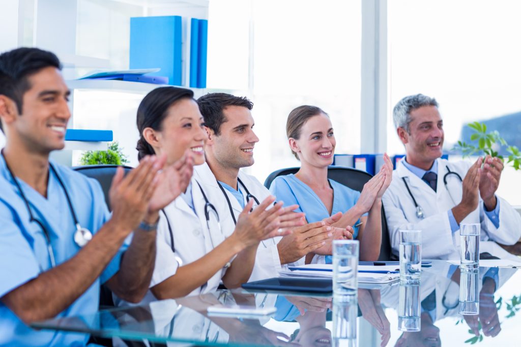 Köln’de dev sağlık ve güzellik sektörü buluşuyor 10 doctors applauding while sitting table
