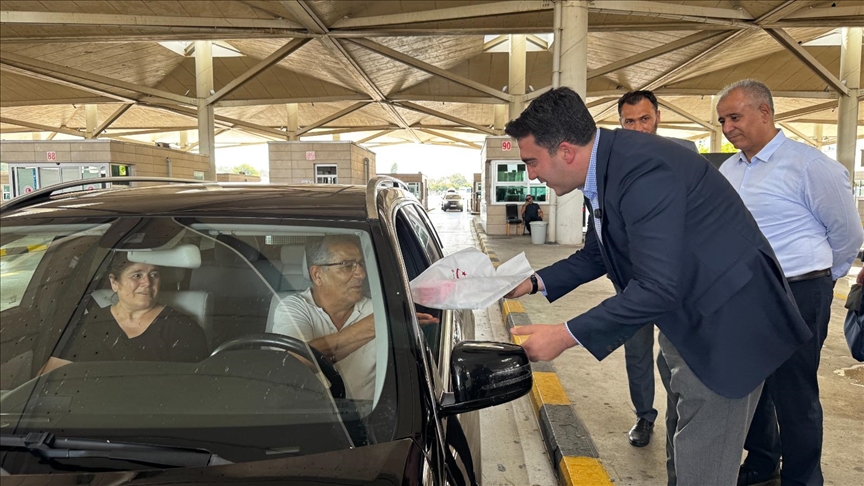 Gümrük işlemleri sırasında bekleyen gurbetçiler