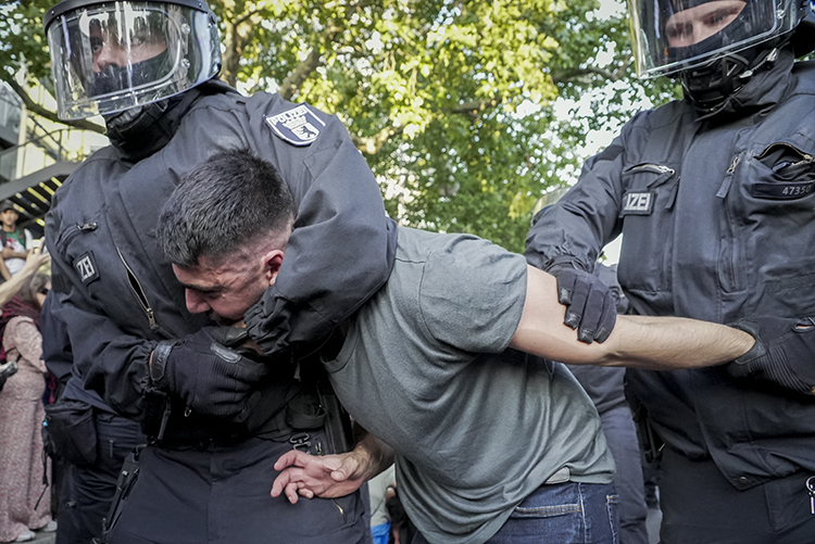 Protestocular Gazze'ye dikkat çekiyor