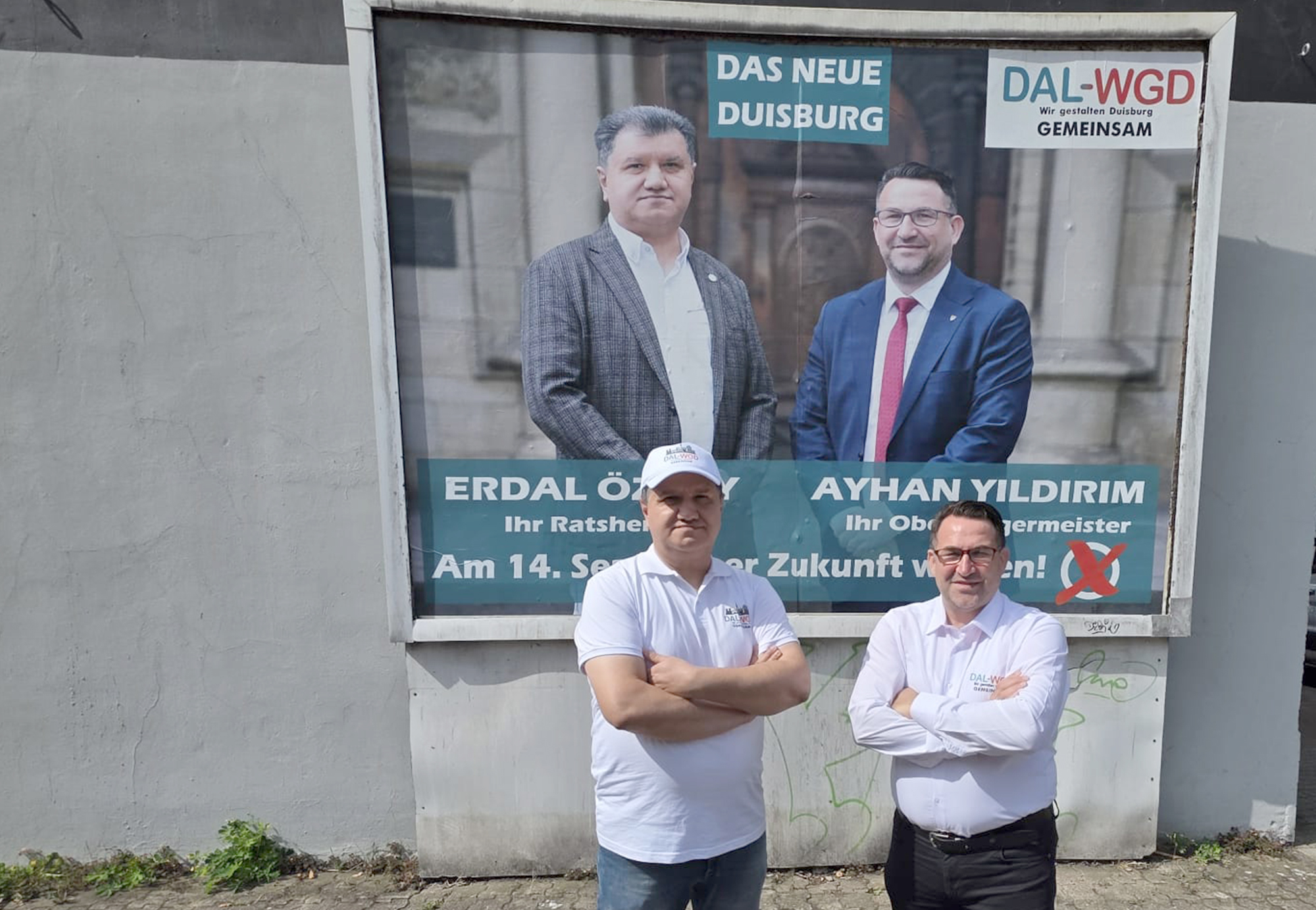 Ayhan Yıldırım halkı dinlerken