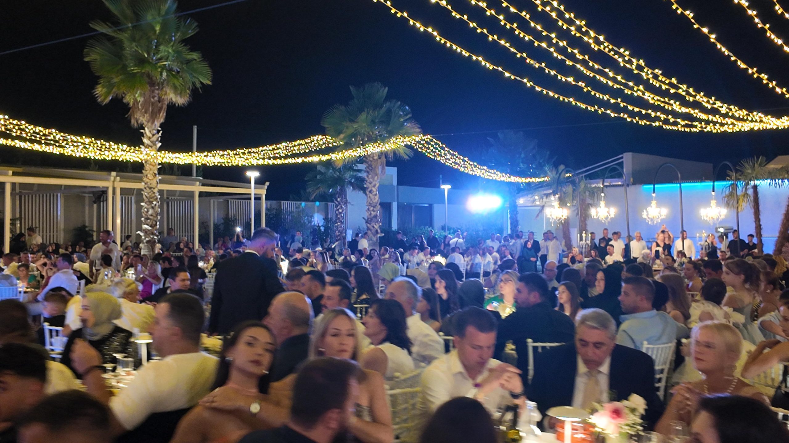 Düğün pastası kesimi