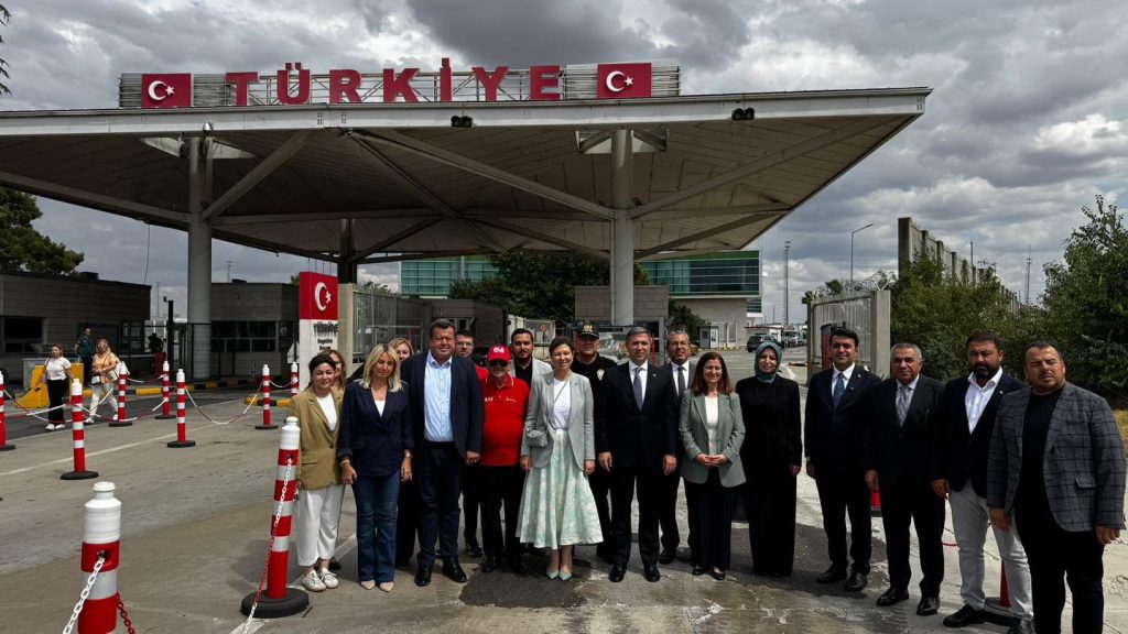 AK Parti Genel Başkan Yardımcısı Sırakaya Kapıkule’de gurbetçilerle bir araya geldi 10 kapikule de gurbetci