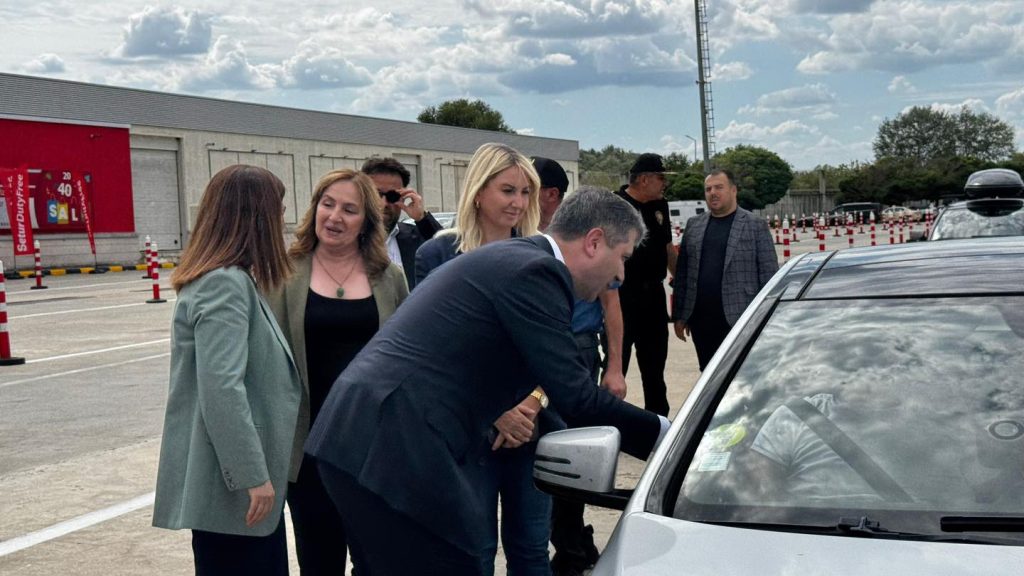 AK Parti Genel Başkan Yardımcısı Sırakaya Kapıkule’de gurbetçilerle bir araya geldi 11 kapikule de gurbetci 2