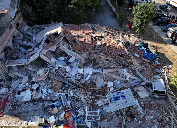 Sındırgı'da meydana gelen deprem sonrası zarar gören binalar