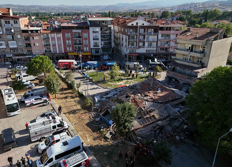 Sındırgı'da deprem sonrası hasar tespit çalışmaları