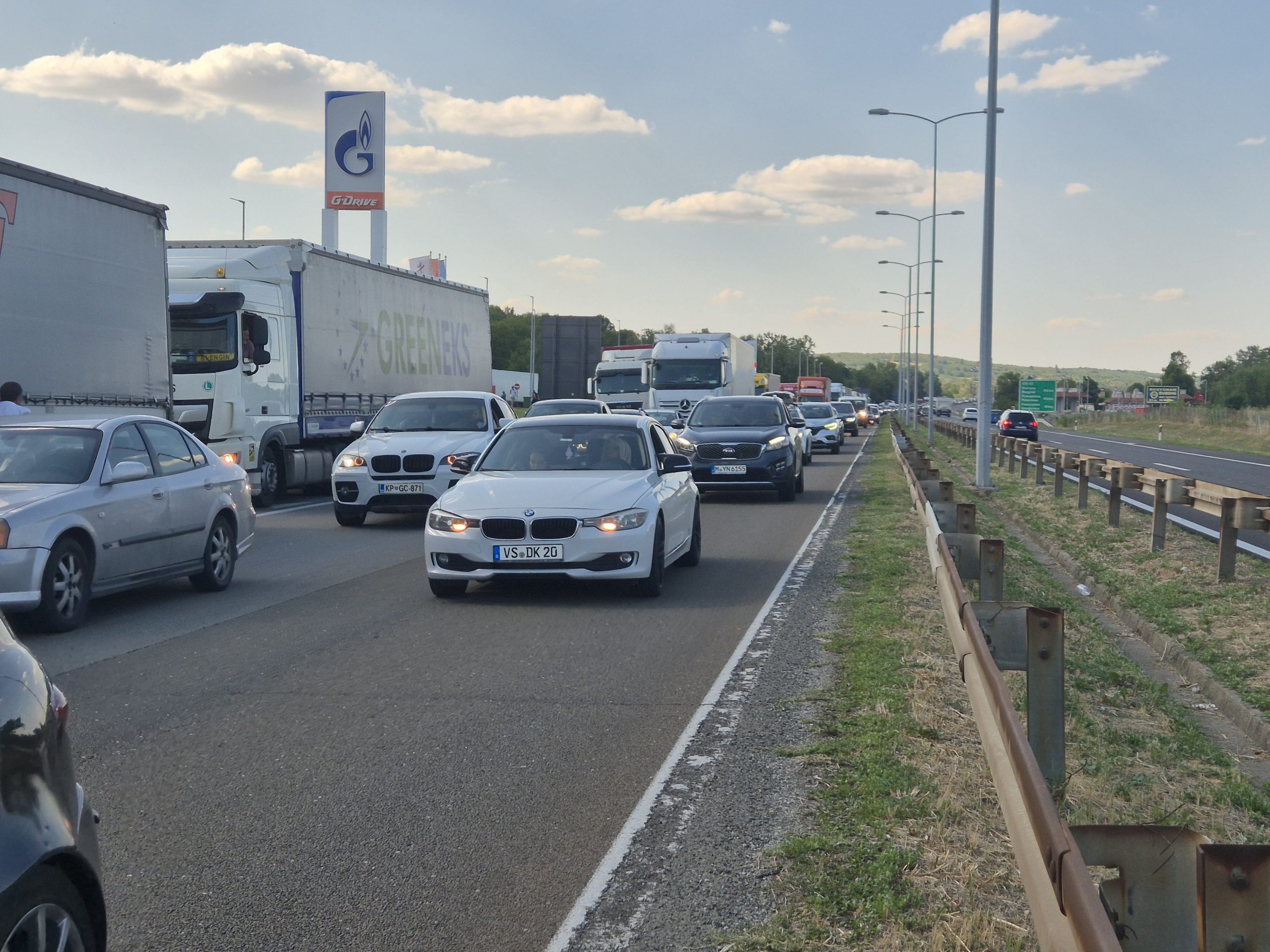 Velika Plana'da trafik kazasından sonra oluşan kuyruk