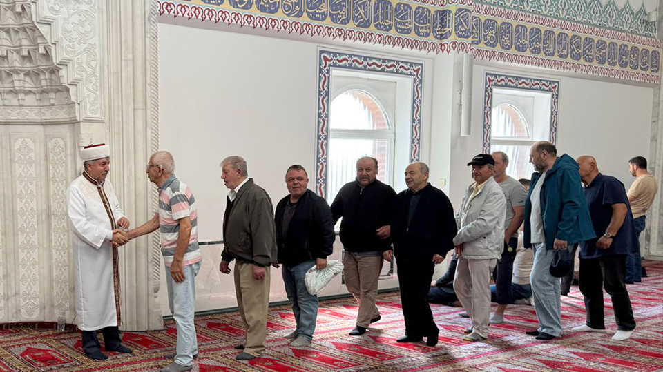 Sezai Yaşar’a Plaket Takdimi