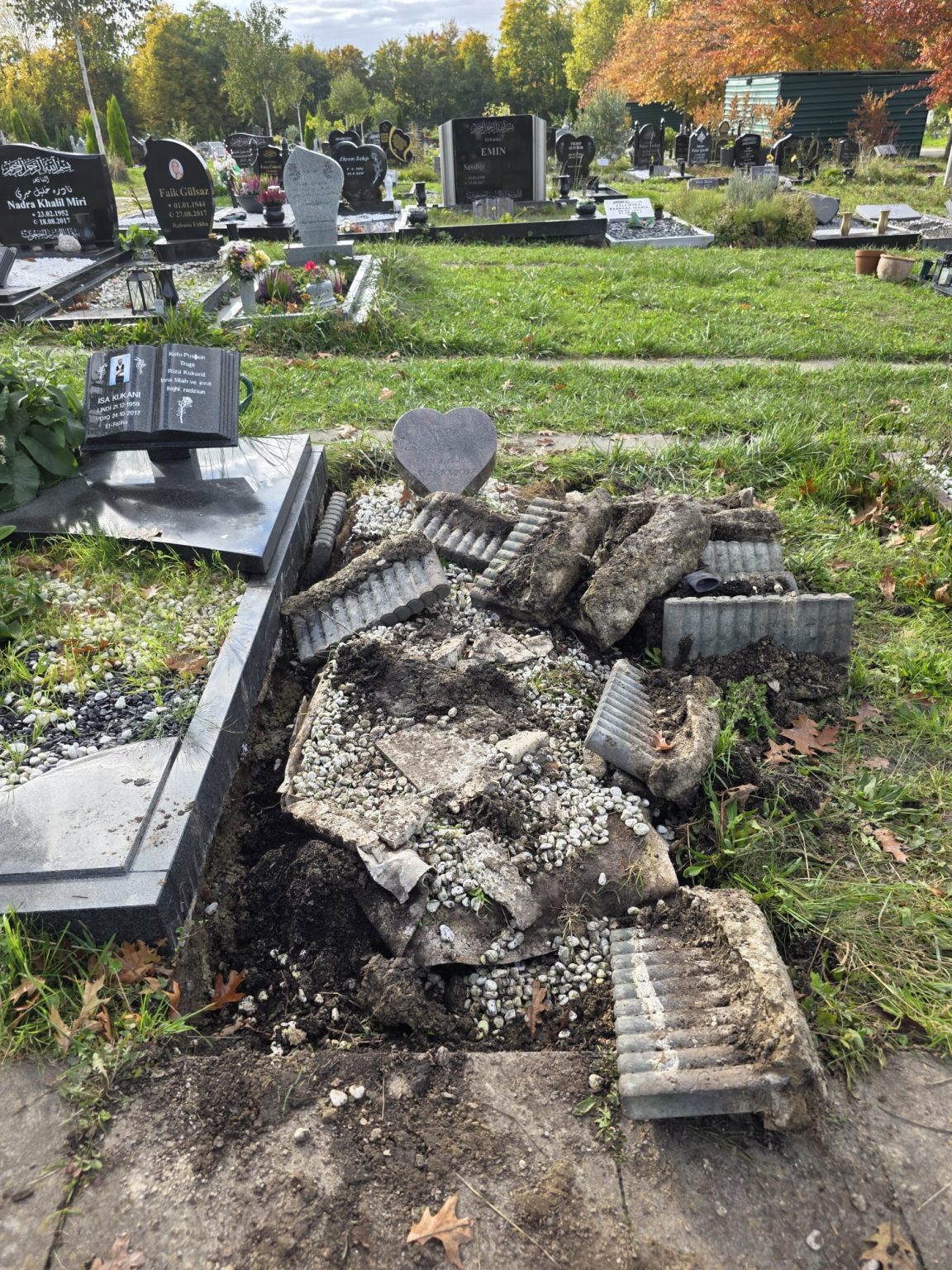 Almanya’da Müslüman Mezarlığı Vandalizmi: Mezar Taşları Kırıldı WhatsApp Image 2025 10 18 at 22.45.263