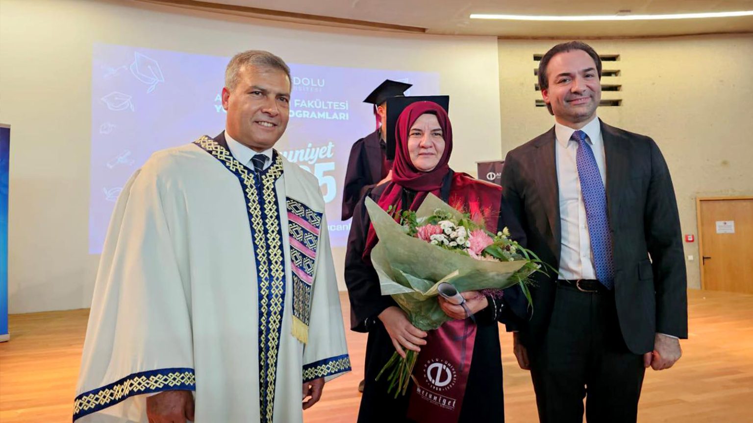 Anadolu Üniversitesi Almanya’da 38. Yılını Mezuniyet Coşkusuyla Kutladı au toren5