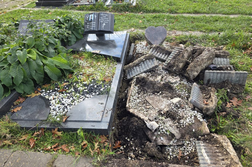 Başkonsolos ve milletvekili, Essen’de tahrip edilen müslüman mezarlığını ziyaret etti 2 essen mezarlik ziyareti6