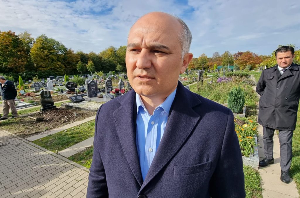 Başkonsolos ve milletvekili, Essen’de tahrip edilen müslüman mezarlığını ziyaret etti 12 essen mezarlik ziyareti7