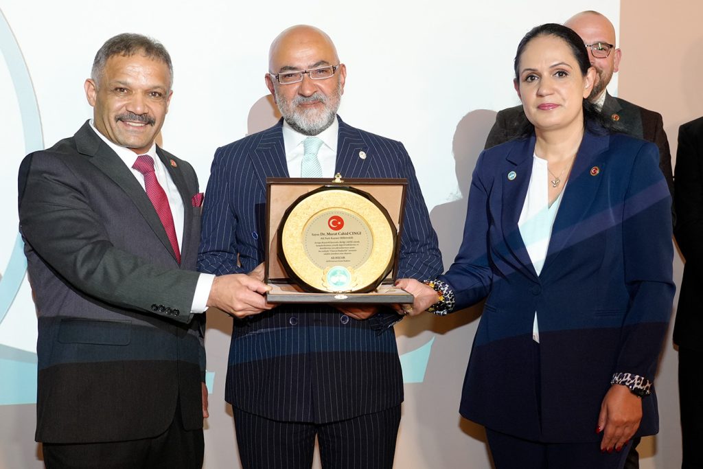 AKİB Köln’de Avrupa’daki Kayserili iş insanlarını buluşturdu 19 akib is dunya onur plaketi takdimi Cingi Hizar Akpinar