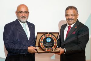 AKİB Köln’de Avrupa’daki Kayserili iş insanlarını buluşturdu akib is dunya plaket takdimi Cingi Hizar