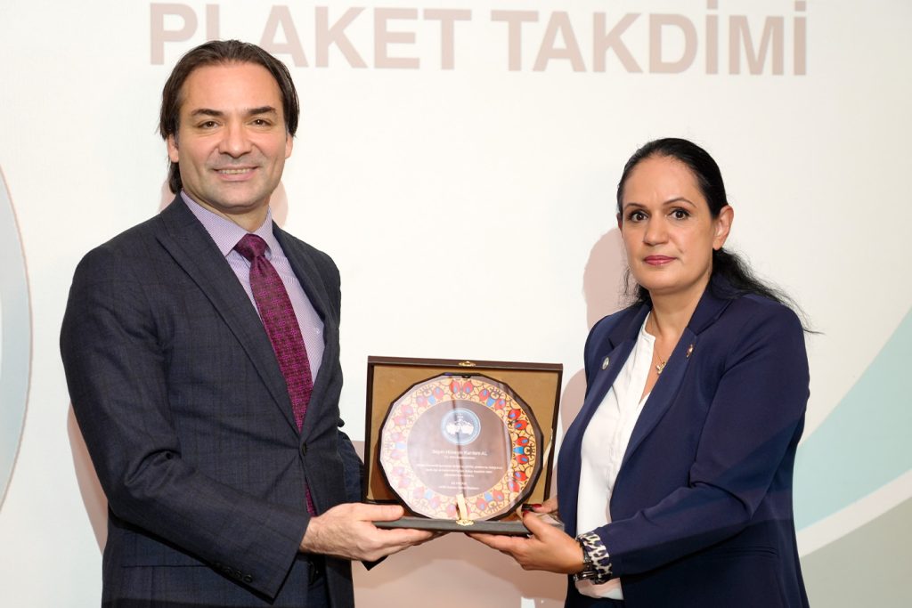 AKİB Köln’de Avrupa’daki Kayserili iş insanlarını buluşturdu 18 akib is dunya plaket takdimi al akpinar