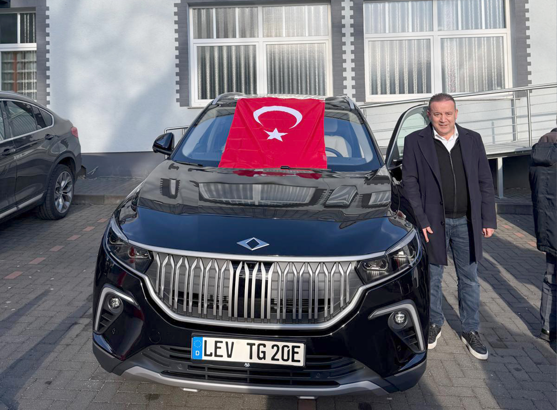 Leverkusen’de TOGG’a yoğun ilgi: İş insanı Ali İnceören’den milli markaya destek 