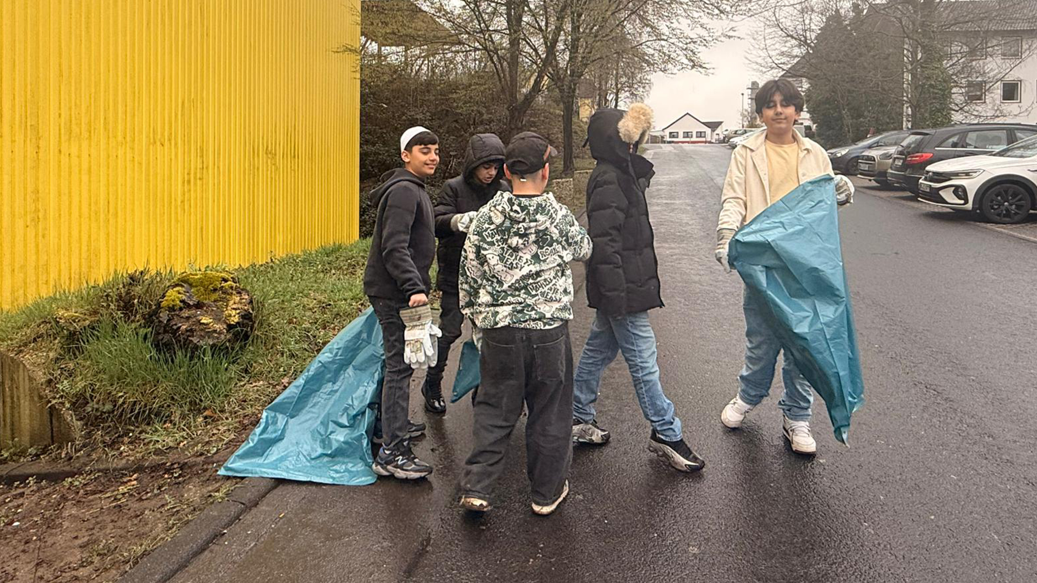 Leverkusen’de çocuklarla cami çevresi pırıl pırıl oldu