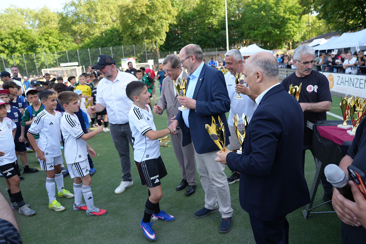 Essen Başkonsolosluğu’nun futbol turnuvasında Türk ve Alman takımları dostluk için sahaya çıktı