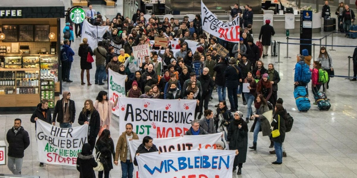 Almanya'da havalimanı protestoları: Sınır dışı politikasına binlerce kişi direniş gösterdi